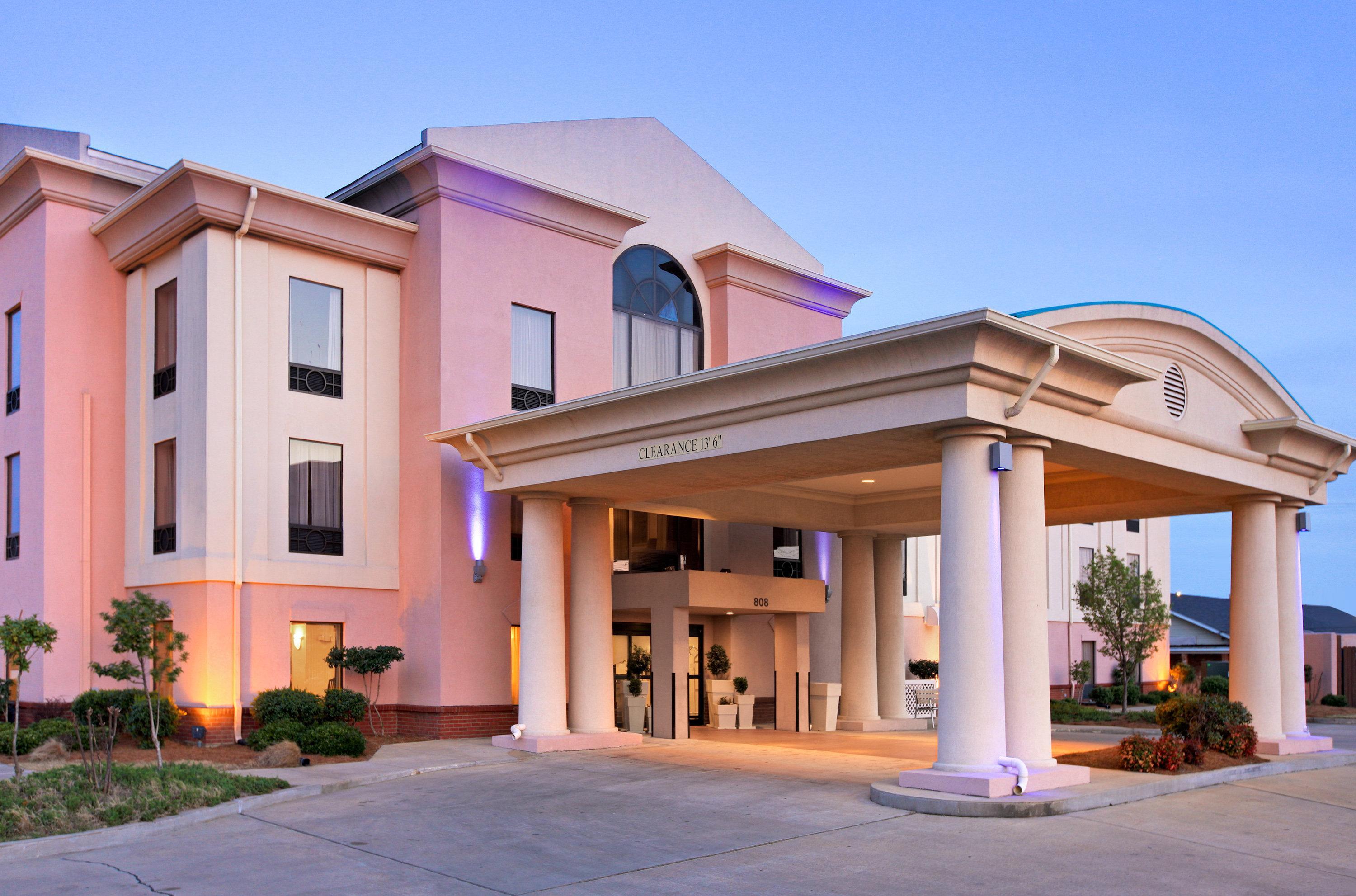 Holiday Inn Express Hotel & Suites Cleveland - Ms By Ihg Bagian luar foto