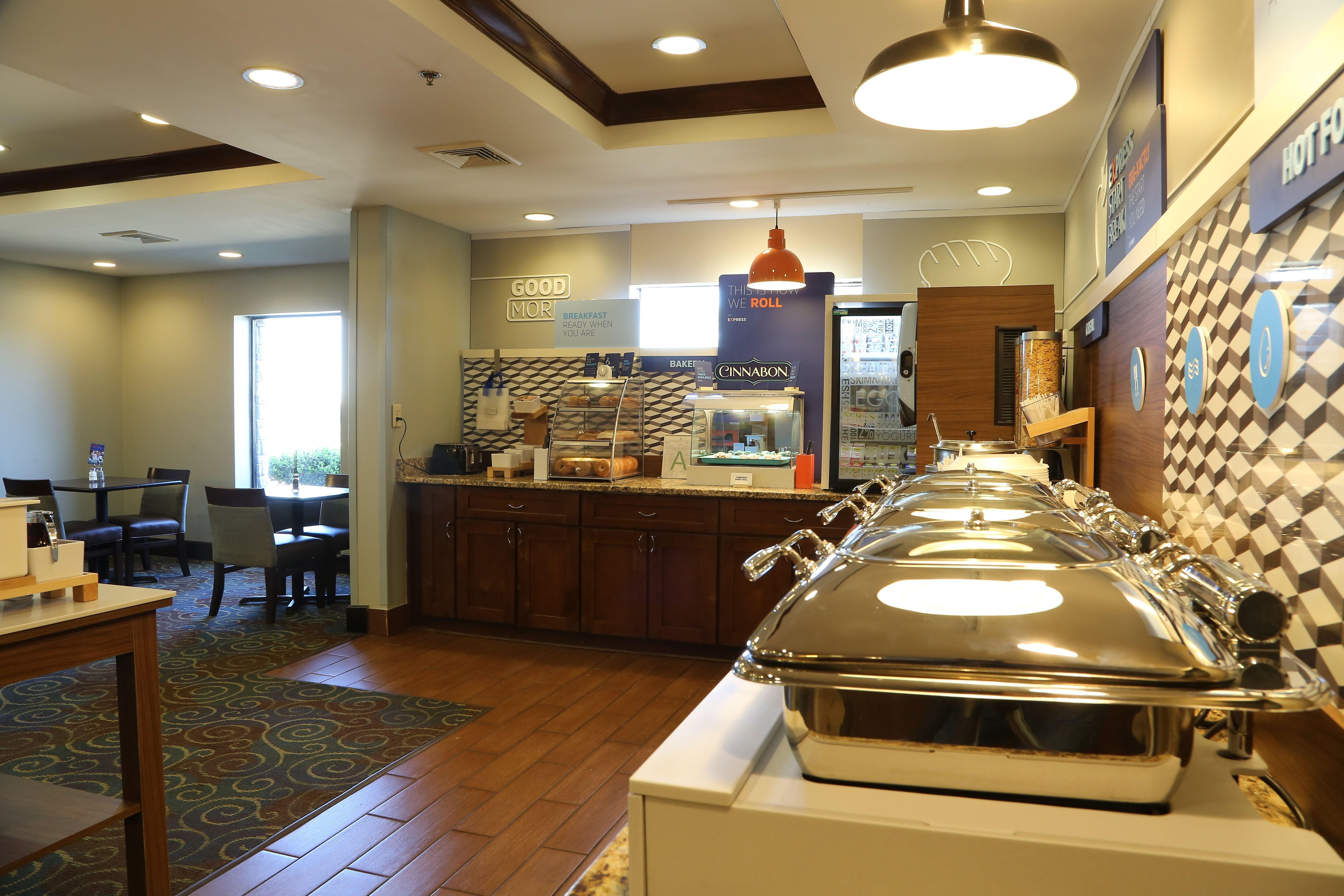 Holiday Inn Express Hotel & Suites Cleveland - Ms By Ihg Bagian luar foto