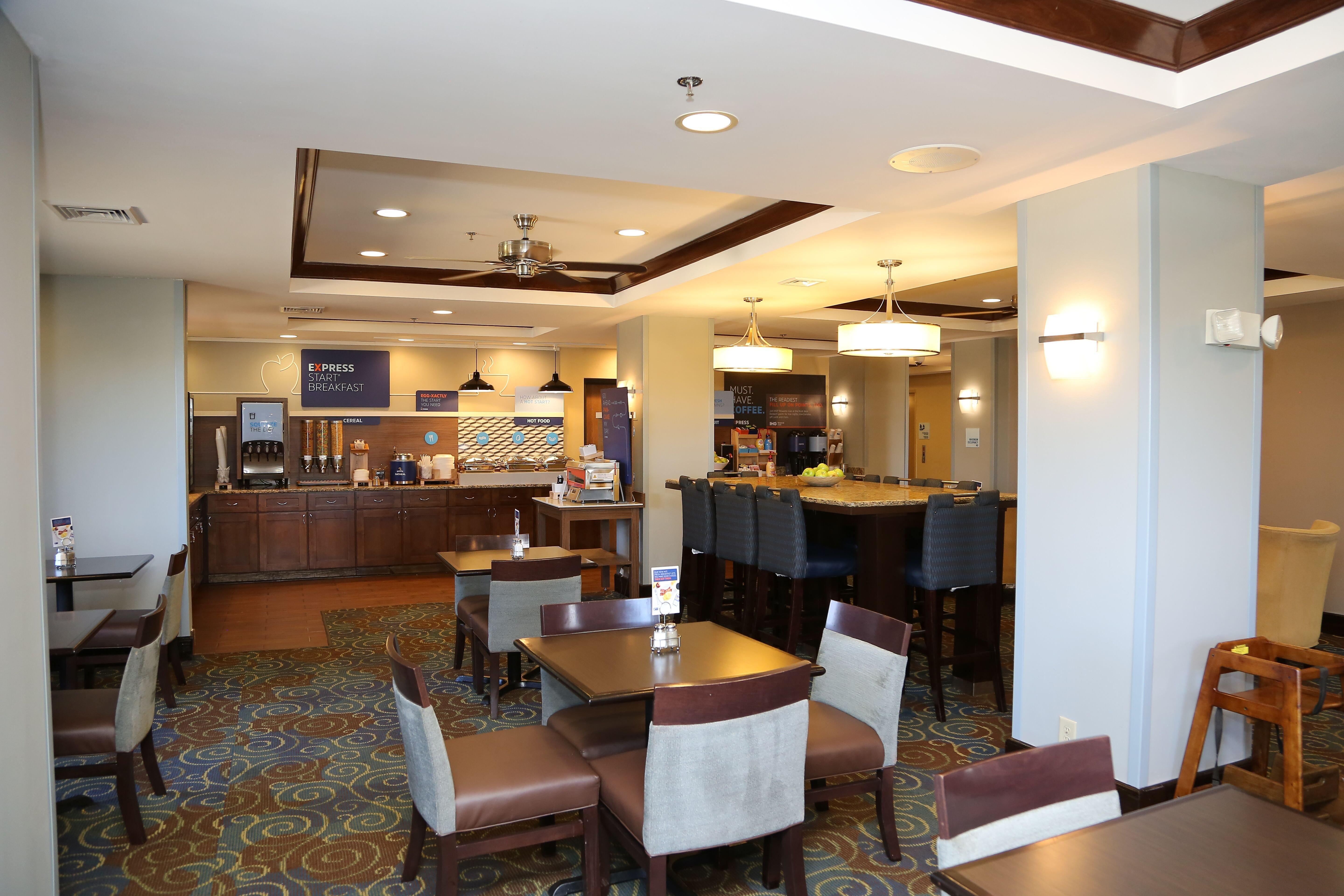 Holiday Inn Express Hotel & Suites Cleveland - Ms By Ihg Bagian luar foto