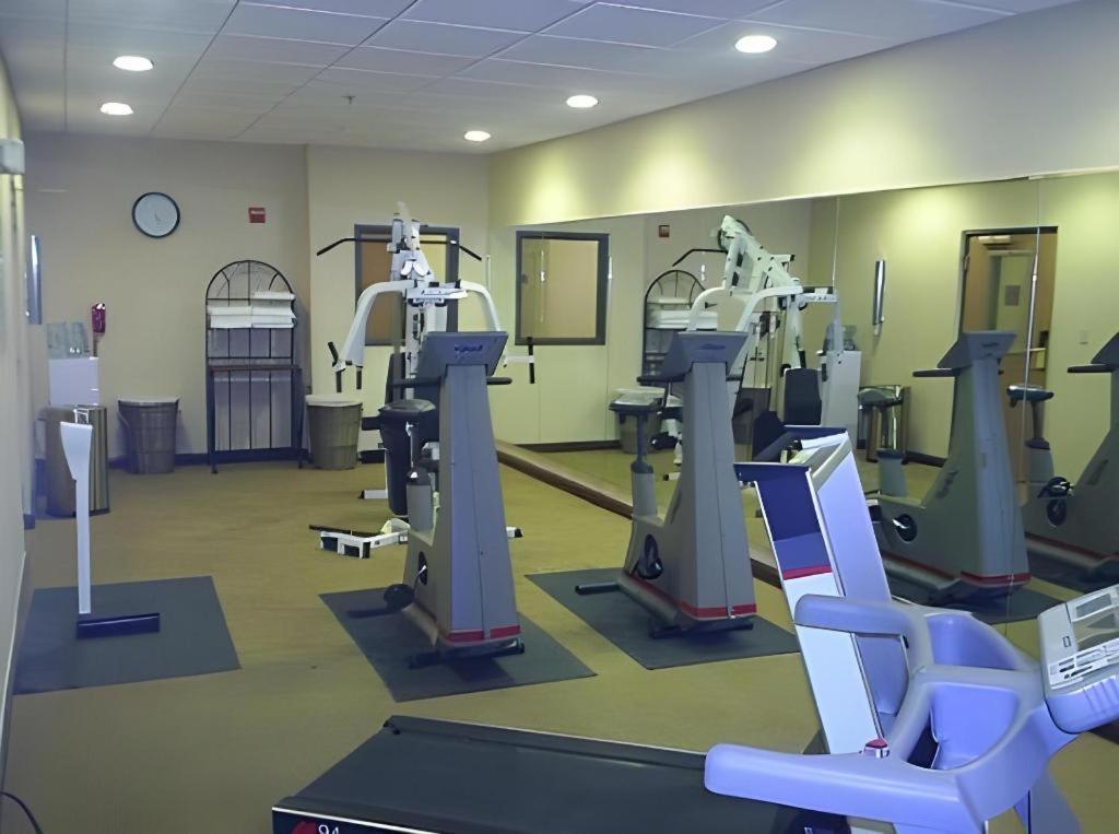 Holiday Inn Express Hotel & Suites Cleveland - Ms By Ihg Bagian luar foto
