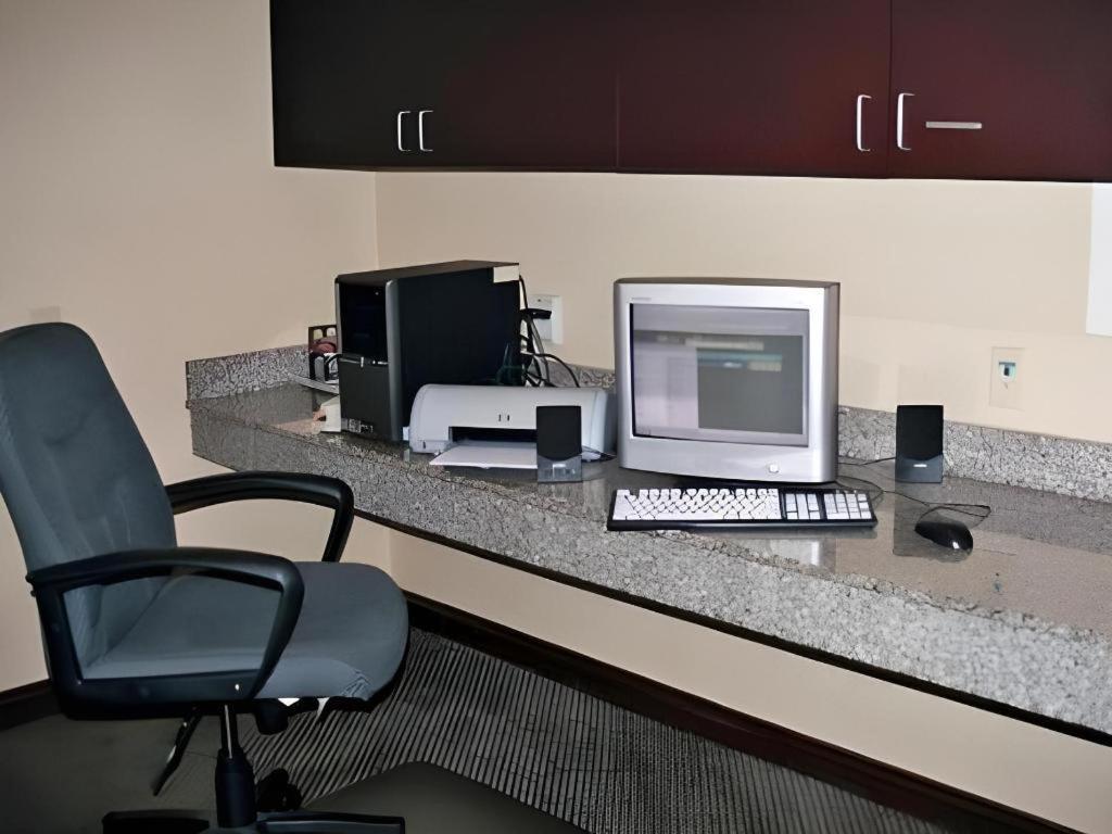 Holiday Inn Express Hotel & Suites Cleveland - Ms By Ihg Bagian luar foto