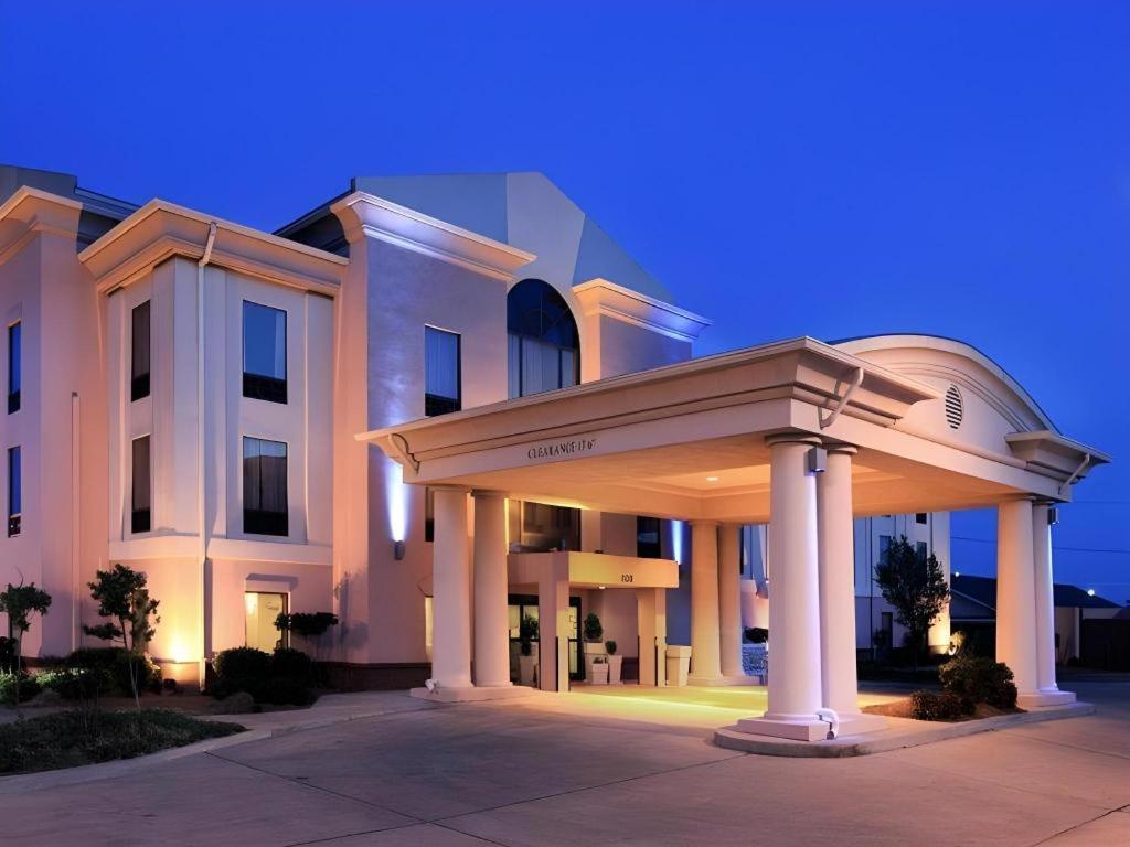 Holiday Inn Express Hotel & Suites Cleveland - Ms By Ihg Bagian luar foto