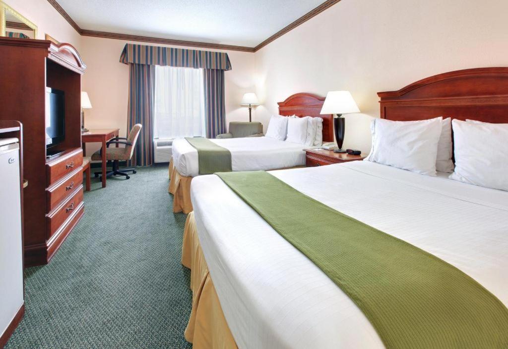 Holiday Inn Express Hotel & Suites Cleveland - Ms By Ihg Bagian luar foto