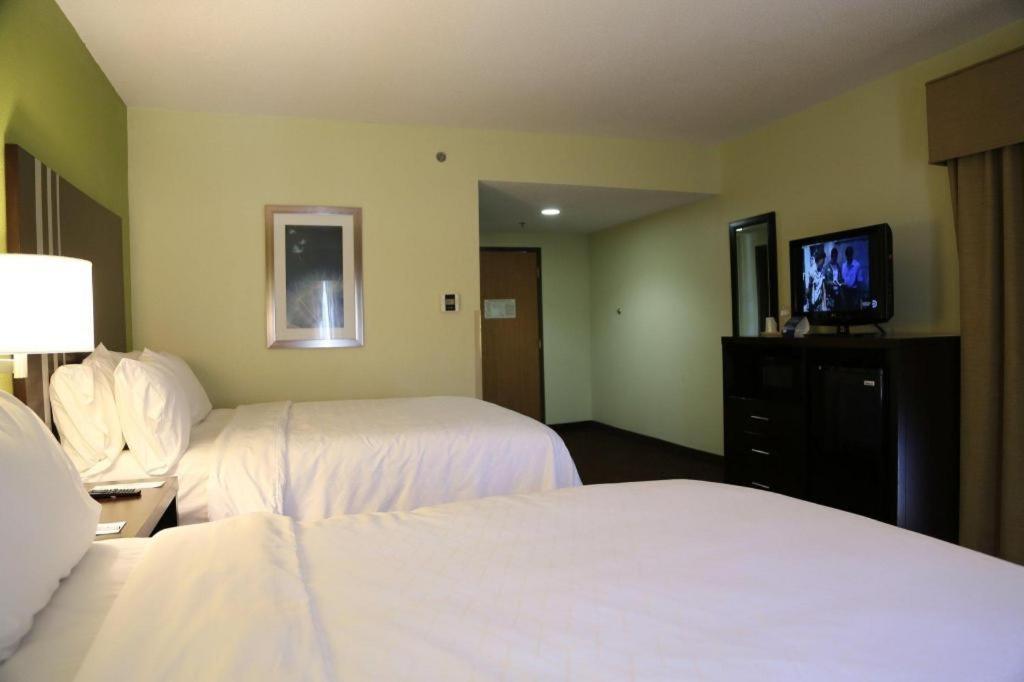 Holiday Inn Express Hotel & Suites Cleveland - Ms By Ihg Bagian luar foto