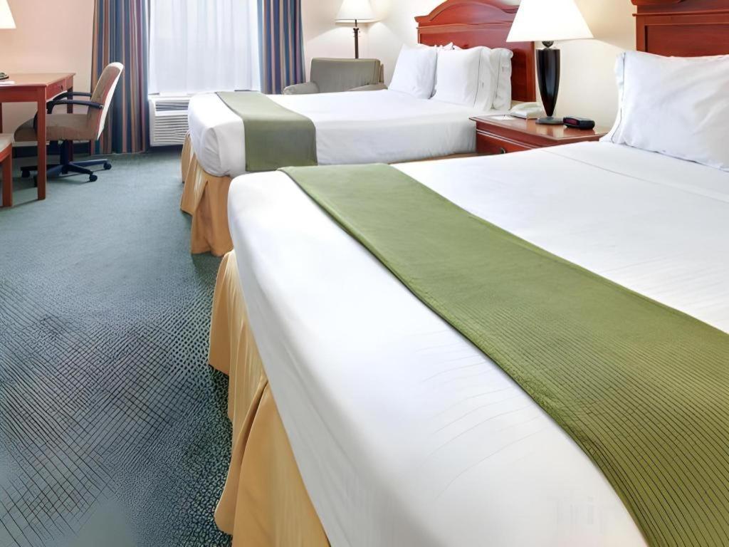 Holiday Inn Express Hotel & Suites Cleveland - Ms By Ihg Bagian luar foto