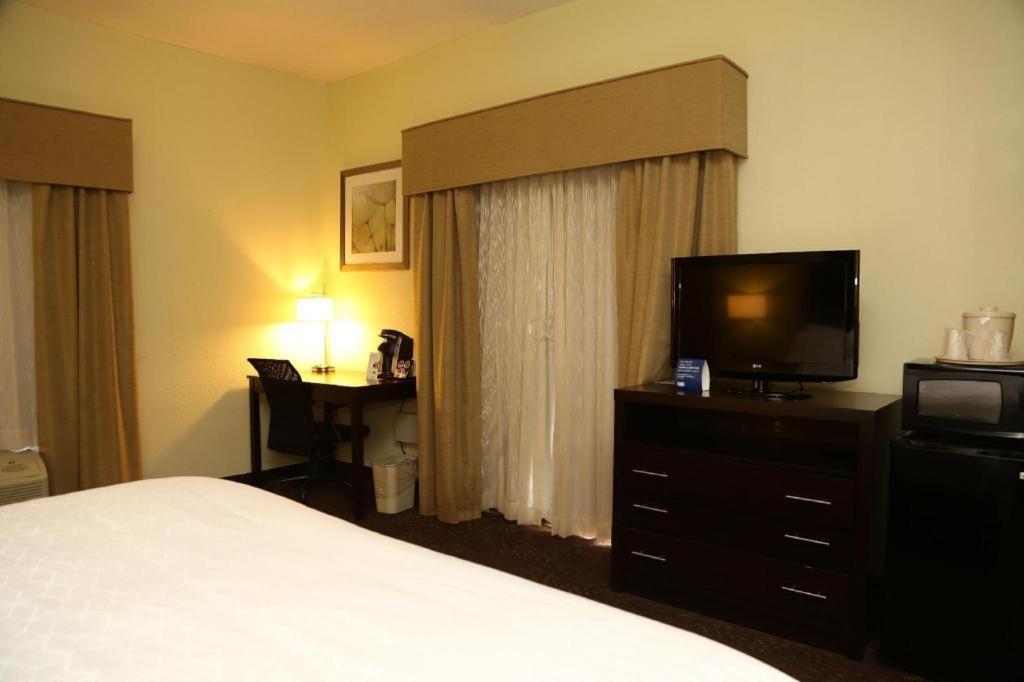 Holiday Inn Express Hotel & Suites Cleveland - Ms By Ihg Bagian luar foto