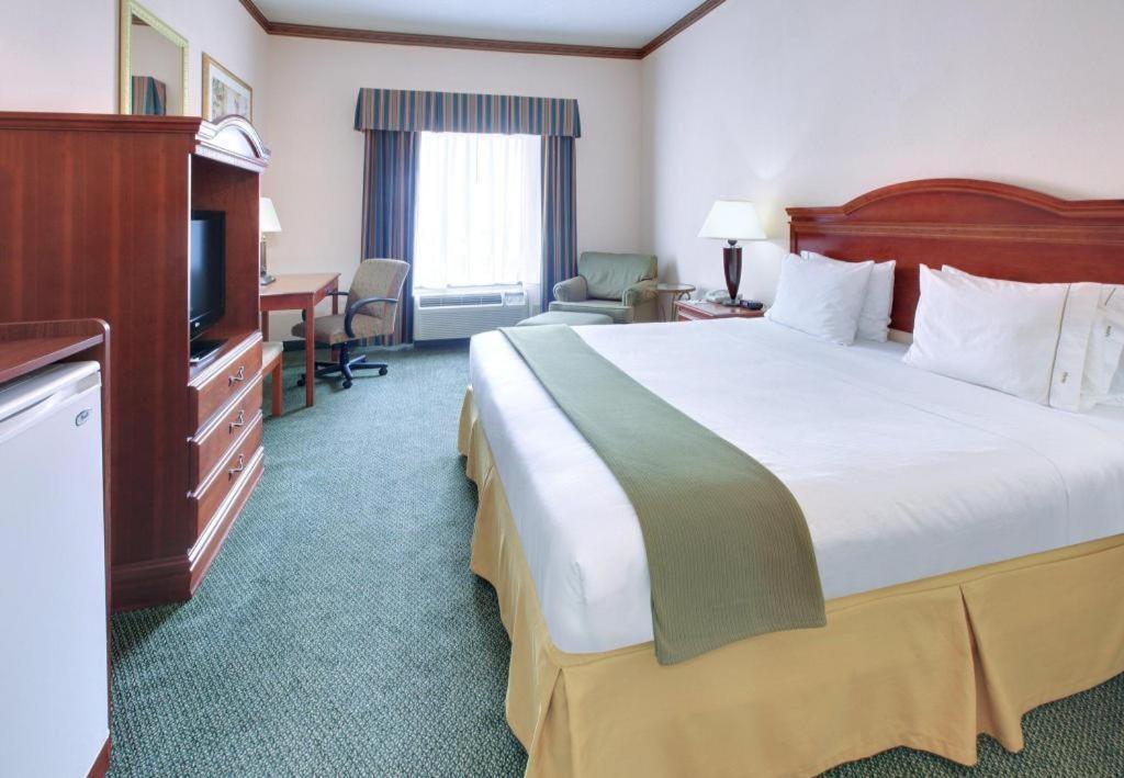 Holiday Inn Express Hotel & Suites Cleveland - Ms By Ihg Bagian luar foto