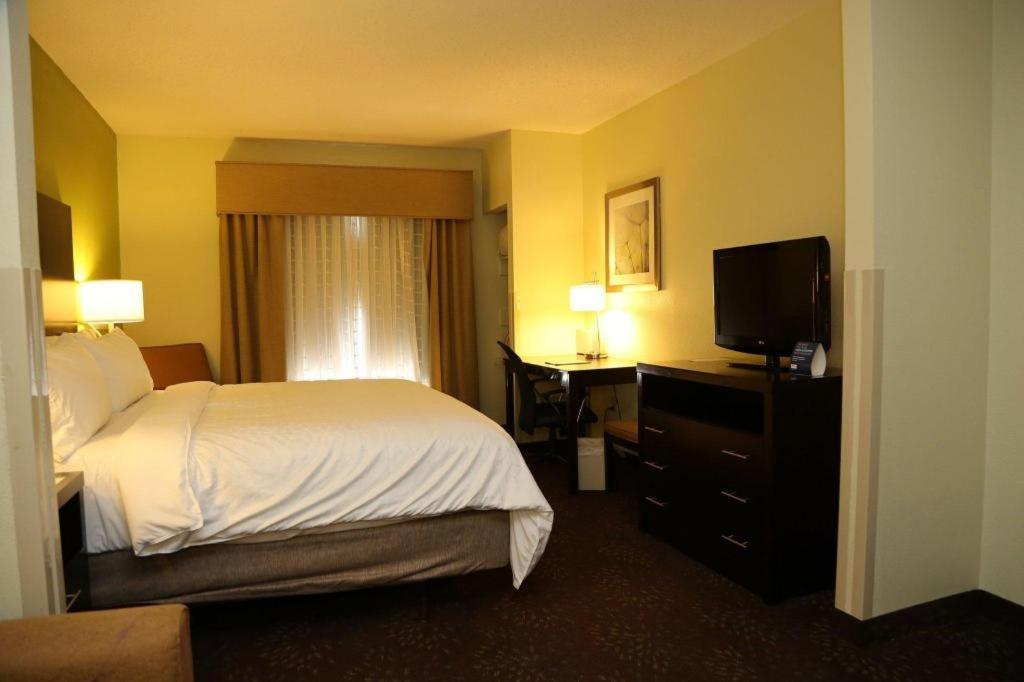 Holiday Inn Express Hotel & Suites Cleveland - Ms By Ihg Bagian luar foto