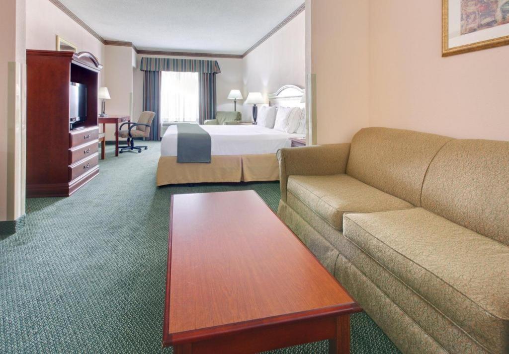 Holiday Inn Express Hotel & Suites Cleveland - Ms By Ihg Bagian luar foto