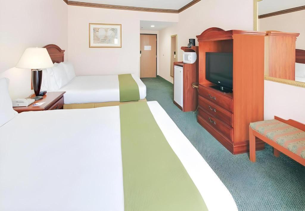 Holiday Inn Express Hotel & Suites Cleveland - Ms By Ihg Bagian luar foto