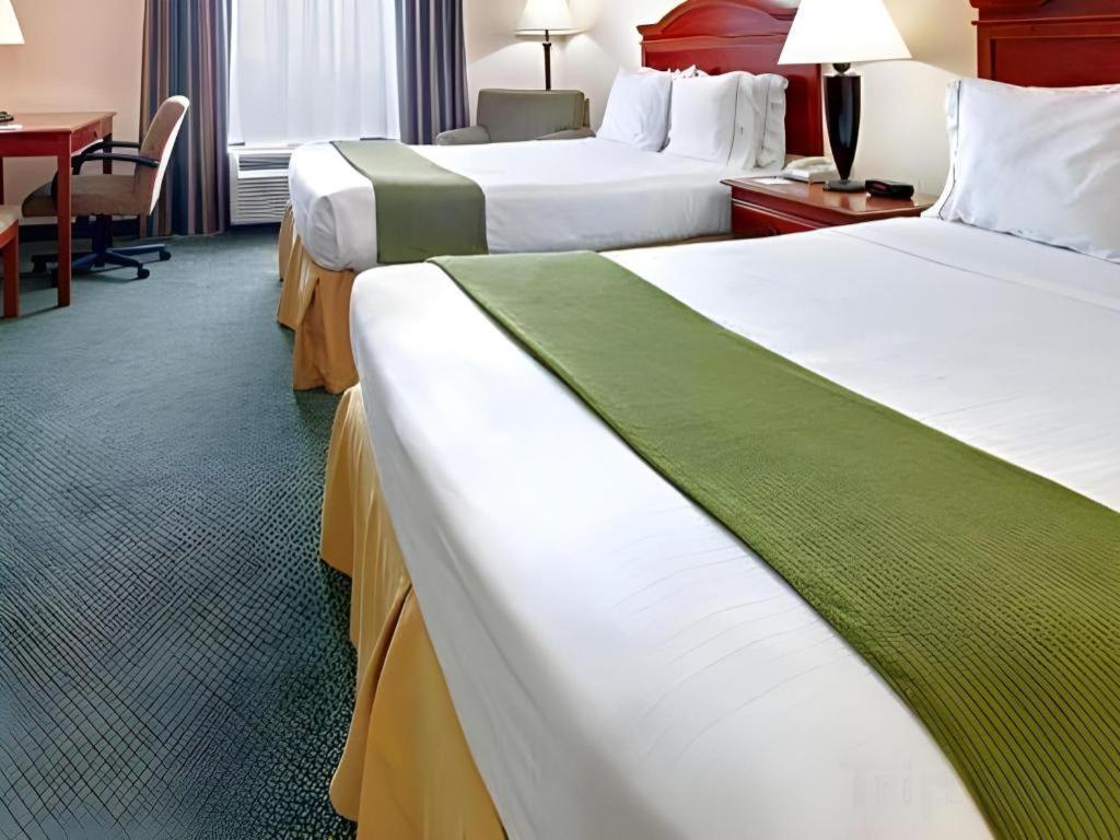 Holiday Inn Express Hotel & Suites Cleveland - Ms By Ihg Bagian luar foto