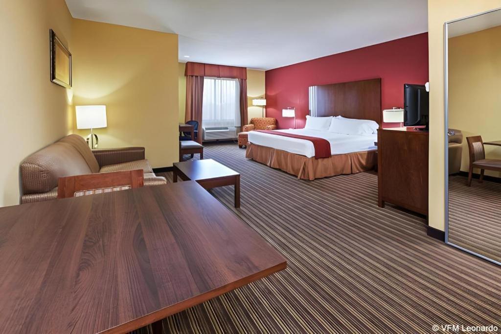 Holiday Inn Express Hotel & Suites Cleveland - Ms By Ihg Bagian luar foto