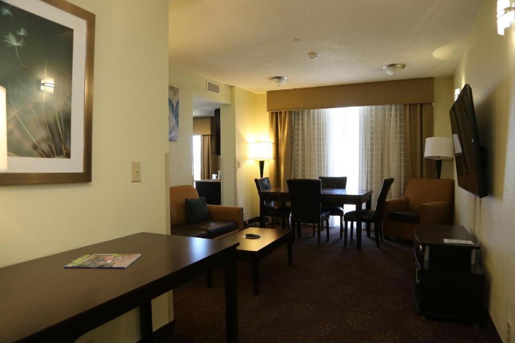 Holiday Inn Express Hotel & Suites Cleveland - Ms By Ihg Bagian luar foto
