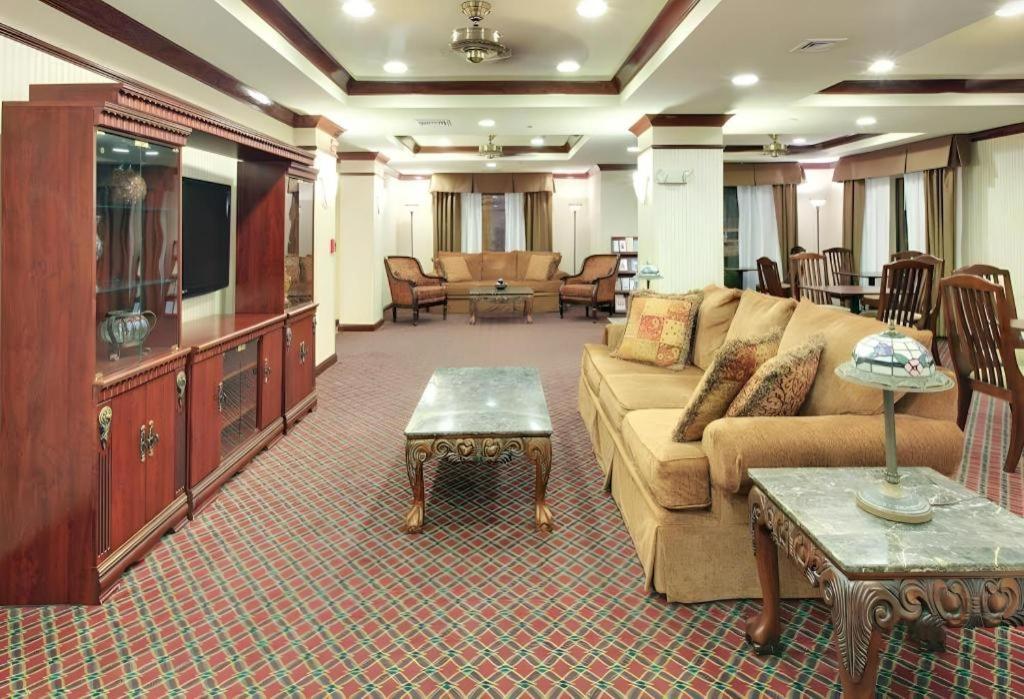 Holiday Inn Express Hotel & Suites Cleveland - Ms By Ihg Bagian luar foto