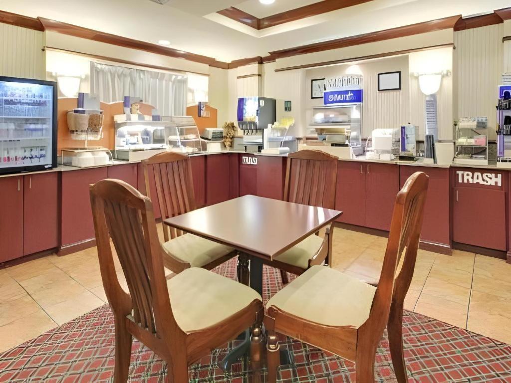Holiday Inn Express Hotel & Suites Cleveland - Ms By Ihg Bagian luar foto